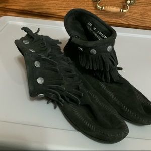 Womens Black Suede Fringed Minnetonka Moccasins Size 10